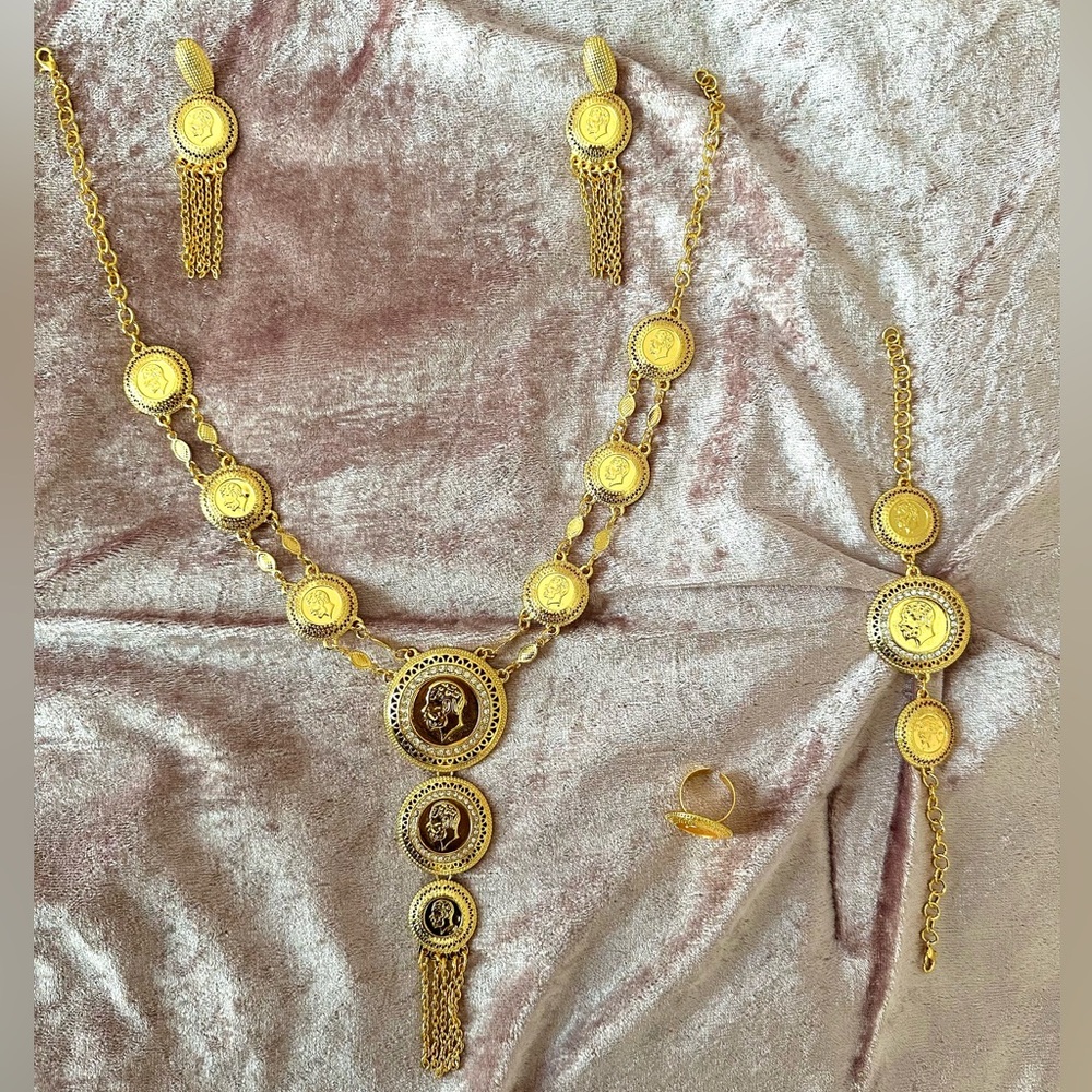 BRAND NEW Arabian/Middle Eastern Gold Set Klada